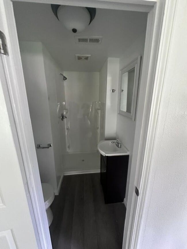 Building Photo - 3 Bed 2 Bath Fully Remodeled Home