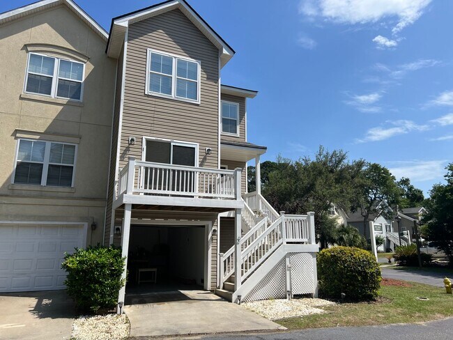 Building Photo - Beautiful Home, Mid-Island in Yacht Cove!