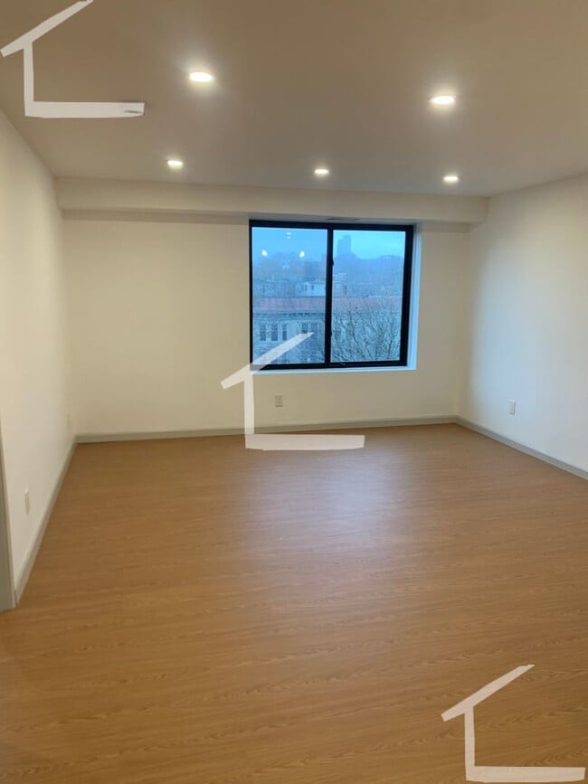 Building Photo - Great 3 bedroom right on the Green Line!