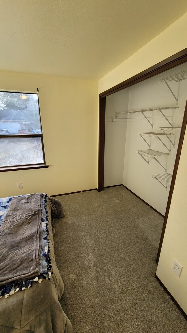 Habitación del piso superior 2 - 9905 157th St E