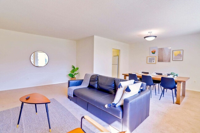 Building Photo - 1600 S Eads St