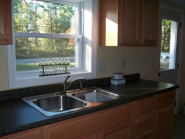 Foto del edificio - 355 New Hampton Rd