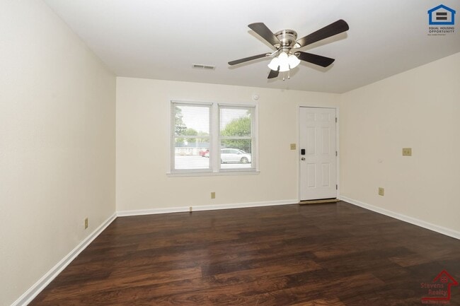 Building Photo - 702 Couch St