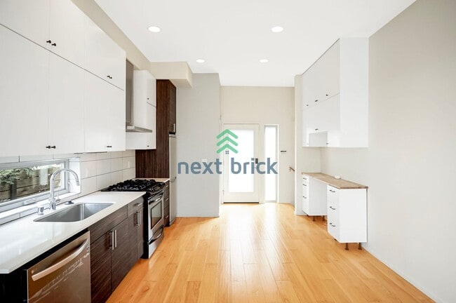 Building Photo - 2 BED & 1.5 BATH URBAN ELEGANCE AND ROOFTO...
