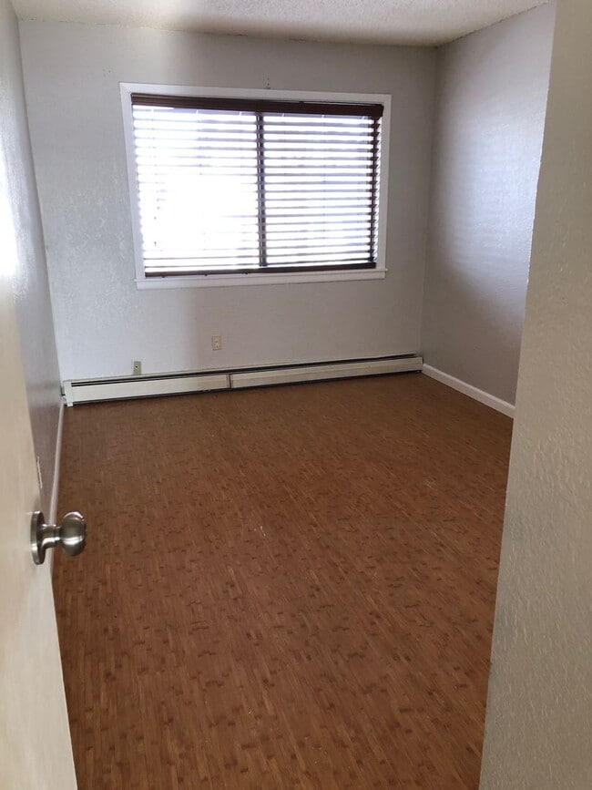 Building Photo - 3BR/2.5 Bath Townhouse with 1-car Garage