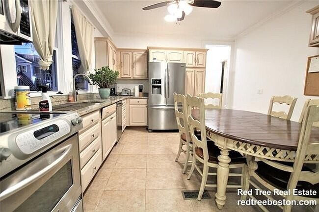 Foto del edificio - Massive Luxury Home w 4 Parking Spots Included in Lower Allston!  Great for Students & Working Pr...