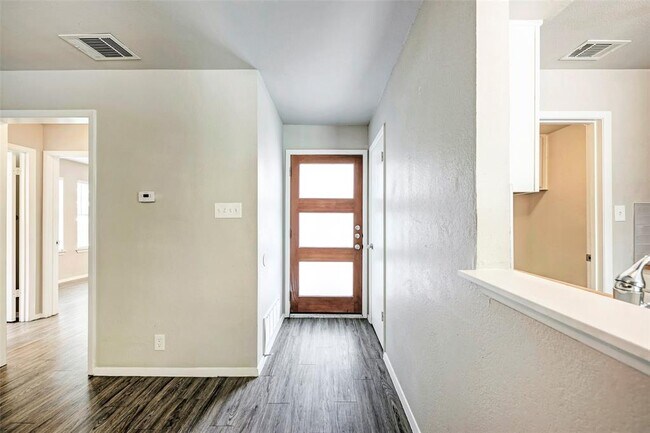 Foto del edificio - 2106 Nickerson St