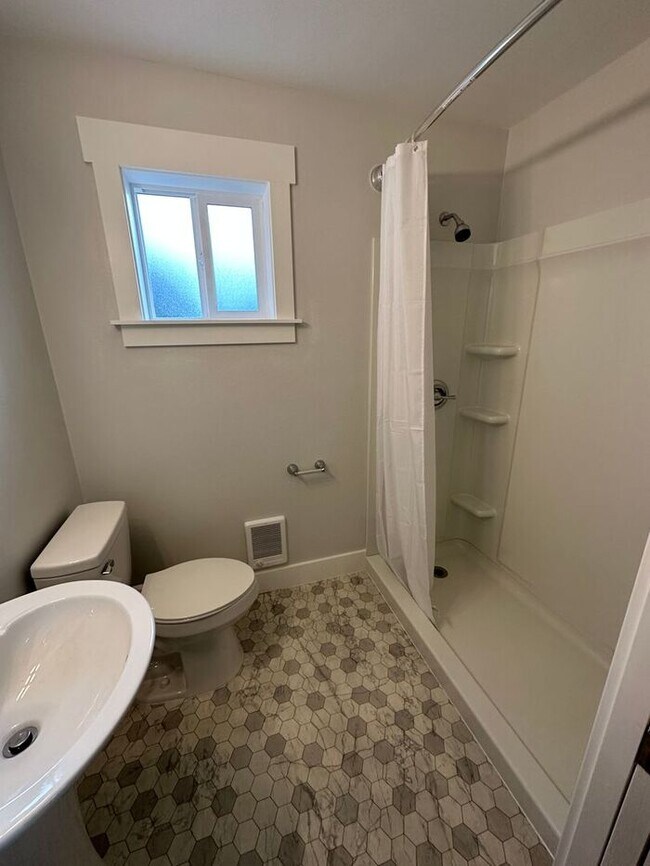 Foto del edificio - Beautifully remodeled 3 Bedroom 1 3/4 bath Home in Tacoma!