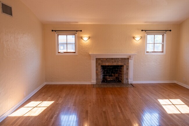 Sala de estar, chimenea Batchelder - 844 N Laurel Ave