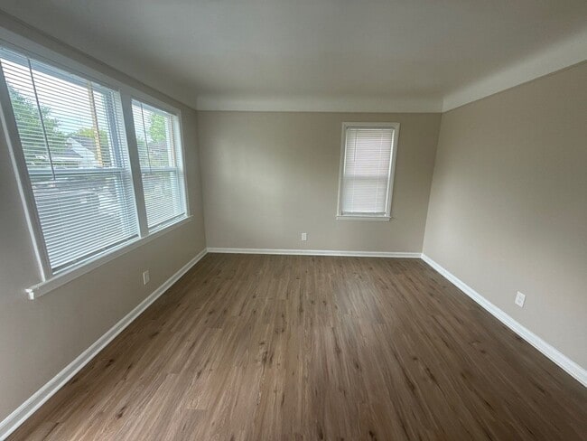 Building Photo - Beautiful 3-Bedroom Home – We Welcome Sect...