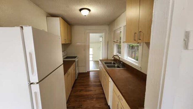 Building Photo - 3 bed 1 bath house Tampa