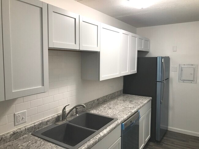 Building Photo - 256 Shorewood Dr