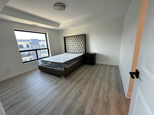 Building Photo - 3290 Stella Cres