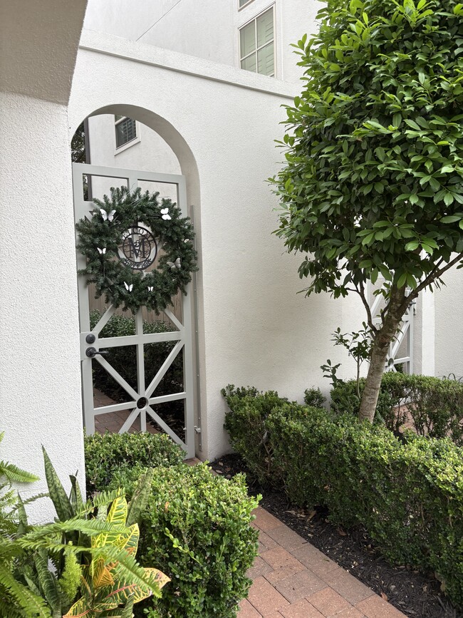 Side gate to front door entrance - 15927 Morgan St