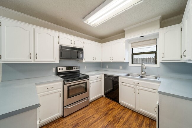 Foto del edificio - Charming 3-Bed, 2-Bath Home in Prime Broke...