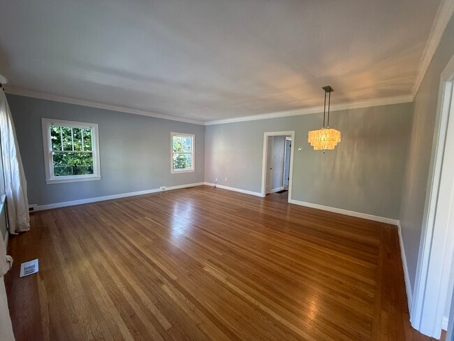 Building Photo - 102 Oakmont Ave