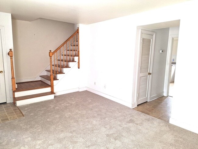 Building Photo - 2 bedroom / 1.5 bathroom -Jamestown 1607