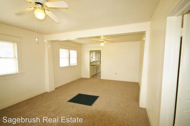 Building Photo - 3 br, 1 bath House - 404 E. 8th St.