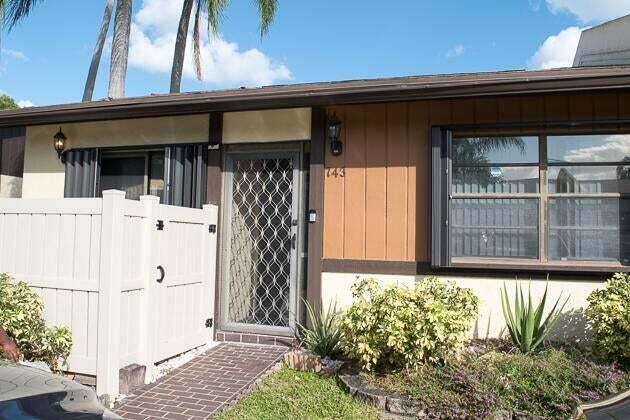 Foto del edificio - 743 Banks Rd