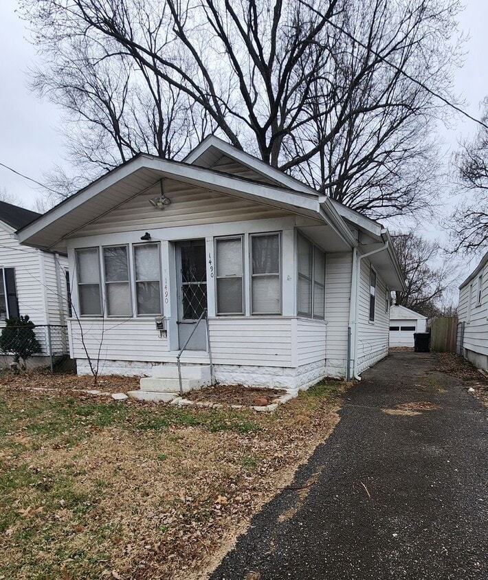 Adorable 2 bedroom 1 bath with spacious closets, detached garage, and updated floors!! - Adorable 2 bedroom 1 bath with spacious closets, detached garage, and updated floors!!