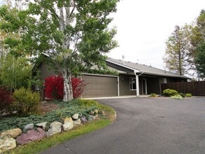Building Photo - 203 Fox Hollow Ln