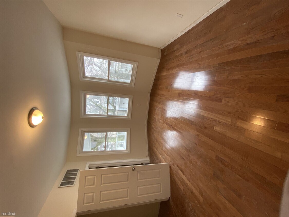 Primary Photo - 3 br, 1 bath Triplex - 221 S 10th St Unit 3