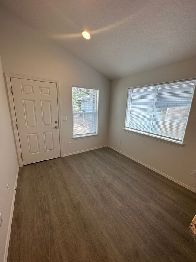 Building Photo - MIDTOWN 2 Bdrm Cottage, 1 bath, Air Conditioning, Laundry Room, Large Covered Patio, Off Street P...