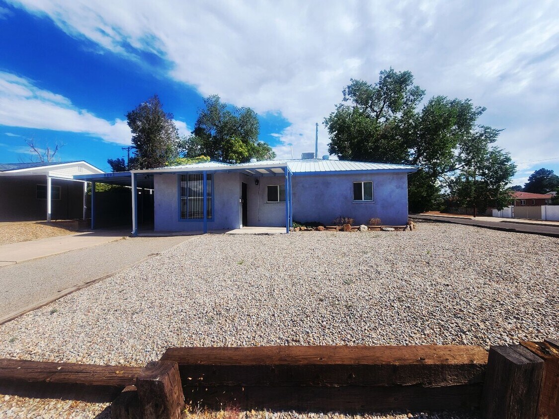 Foto principal - Charming 3-Bedroom Home in Northeast Albuq...
