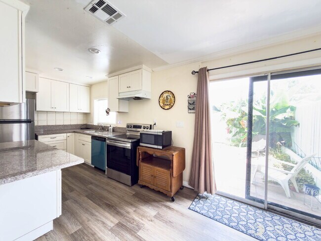 Foto del edificio - Charming 2BR Townhome in Hueneme Bay 55+ Golf Community