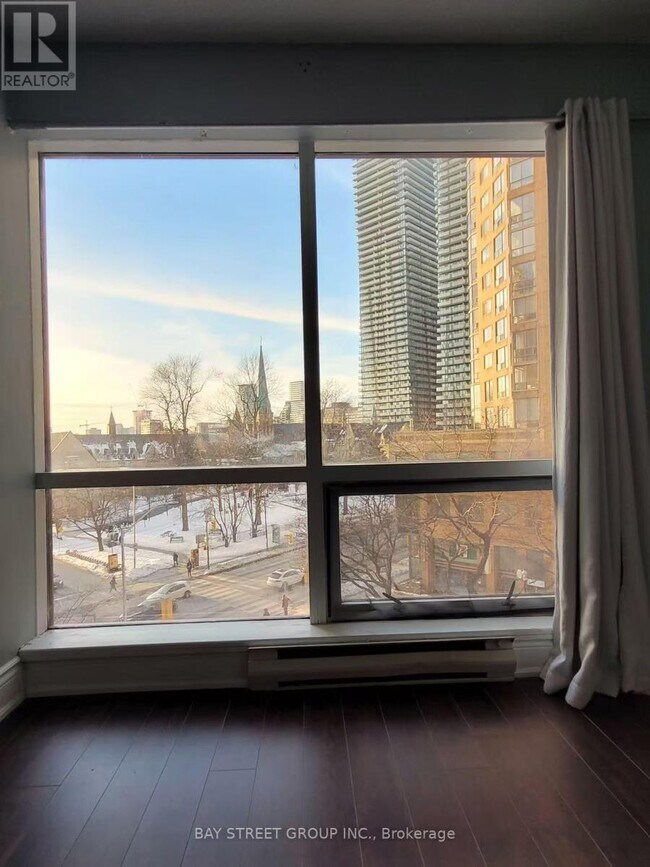 Photo du bâtiment - 1001 Bay St.