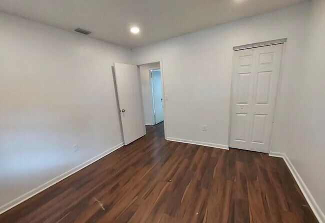 Foto del edificio - 824 Valencia Ave