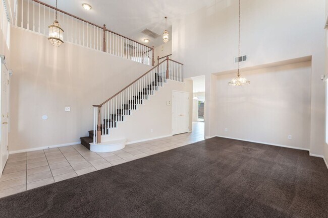 Building Photo - STUNNING 5 BEDROOM HOME!