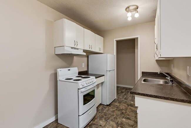 Building Photo - Charles Manor