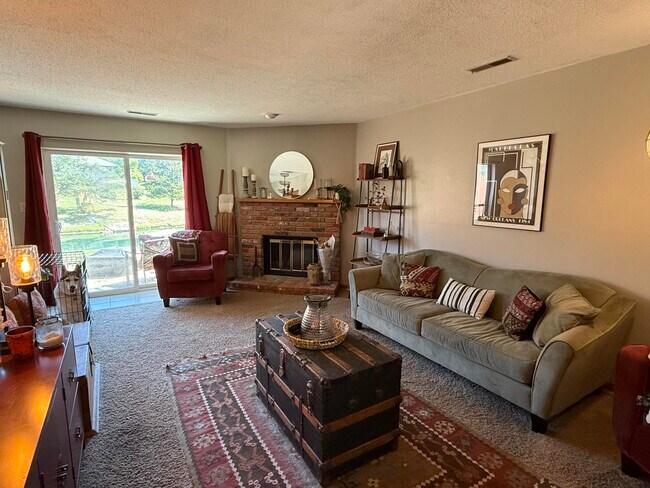 Foto del edificio - 2032 Waterfront Dr N