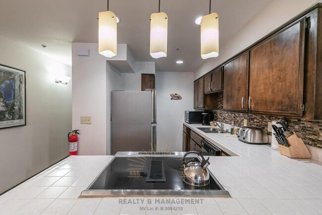 Foto del edificio - Adorable Condo w Elevator & Open Condo Garage