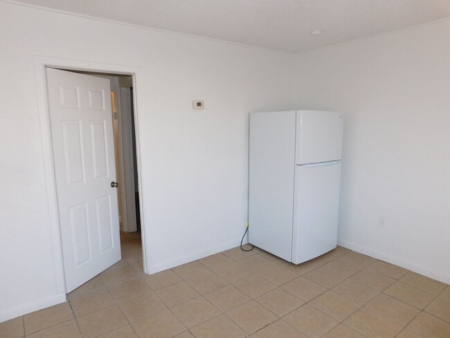 Building Photo - 1007 C St