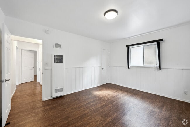 2BR, 1 BA -1100SF - 633 N Hayworth Ave