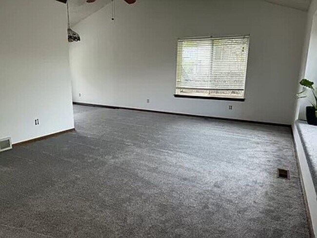 Foto del edificio - 4BR/4BA Updated Home with Finished Basement Suite & Landscaped Yard