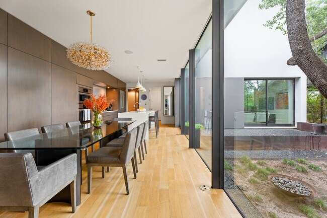 Foto del edificio - 2210 Westlake Dr