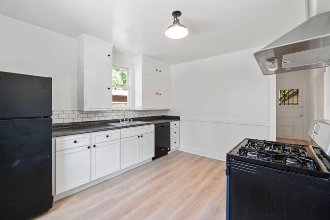 Foto del edificio - 2039 Clinton Ave