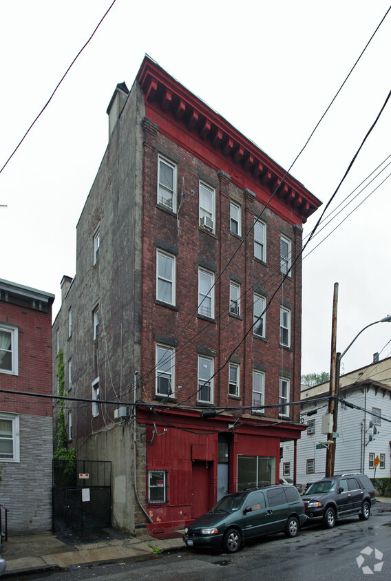 Building Photo - 98 School St