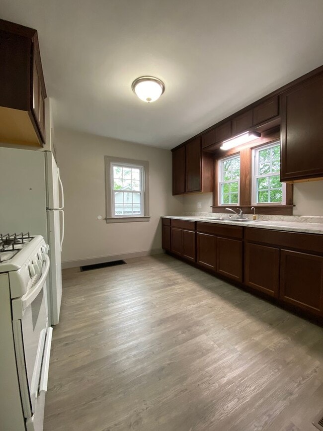 Building Photo - 3 Bedroom Single Family Home!