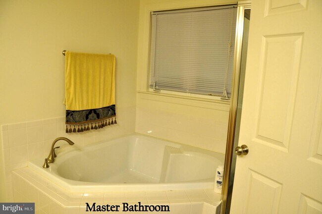 Building Photo - 25183 Beach Pl