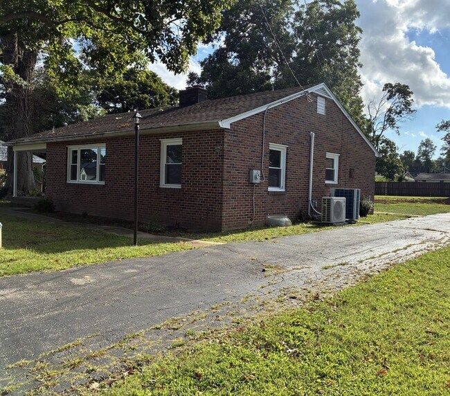 Building Photo - 808 Martin Rd