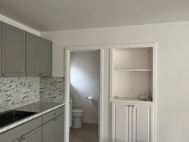 Foto del edificio - Totally remodeled guesthouse - available a...