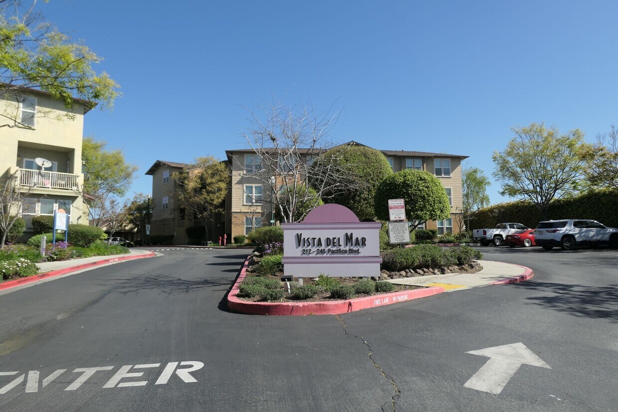Foto principal - 212 Pacifica Blvd #202. Watsonville, CA 95...