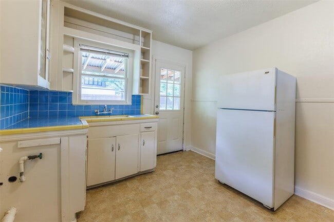 Building Photo - 1902 Pasadena Dr