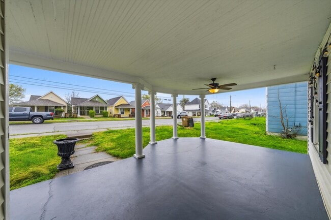 Building Photo - 401 E Oak Hill Ave