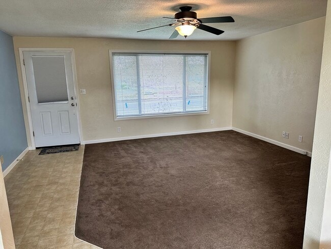 Building Photo - Cute 3 Bedroom, 1.5 bath home with 2 car g...