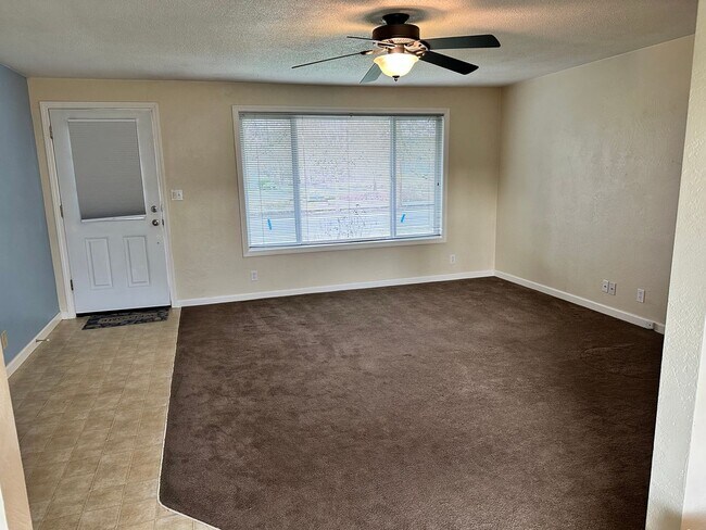Foto del edificio - Cute 3 Bedroom, 1.5 bath home with 2 car g...